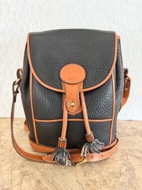 Vtg Dooney And Bourke black Leather black sling shoulder bag crossbody